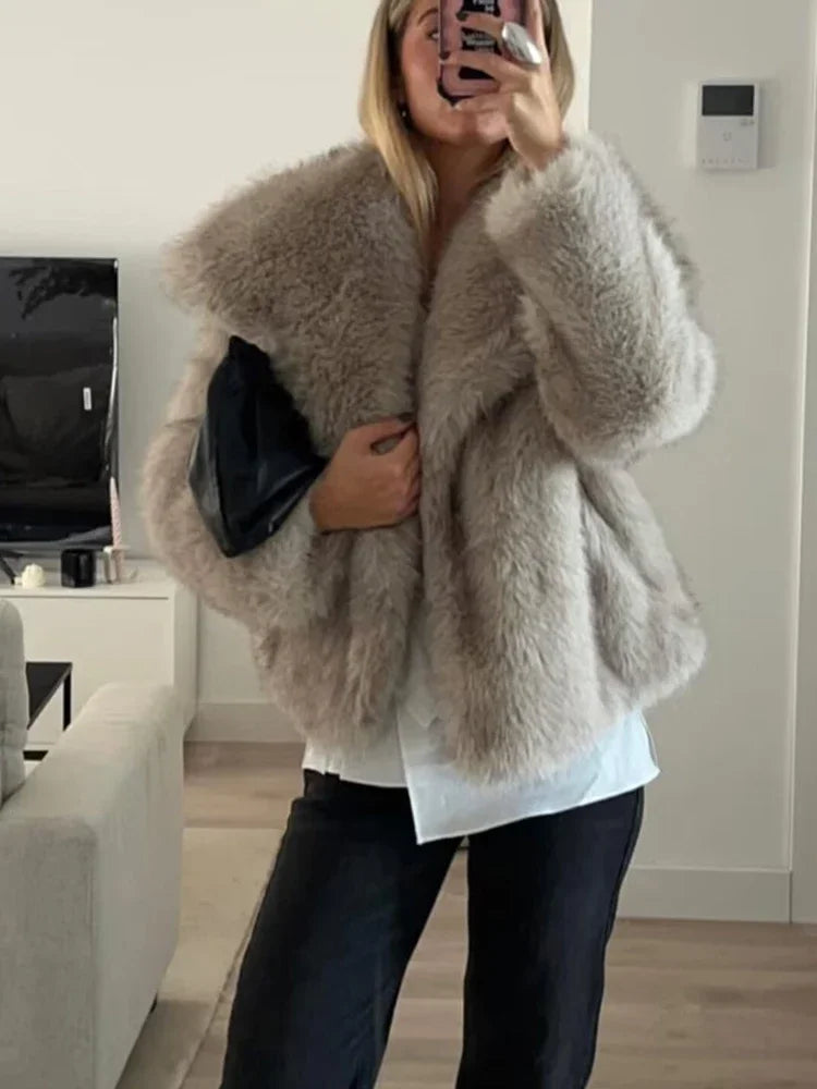 Women's faux fur coat with plush